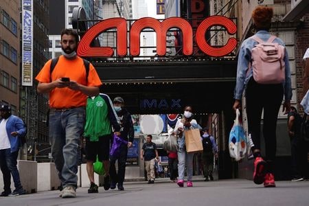 　６月７日、米映画館チェーン大手ＡＭＣエンターテインメントなど、個人投資家の間で人気の高い｢ミーム株｣が急騰していることを受けて、ウォール街の一部の機関投資家は、ミーム株の下落に賭ける一方で、上昇時に被る損失を抑制する複雑なオプション取引を行っている。ニューヨークで２日撮影（２０２１年　ロイター／Carlo Allegri）