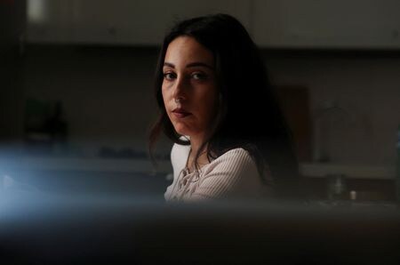 イタリアのジョルジャ・メローニ首相は、恐らく西欧諸国でも最も鮮明に中絶反対の姿勢をとる首脳だが、同国では妊娠中絶はこれまでも決して容易ではなかった。写真はミュージシャンのリンダ・フェキさん。ナポリで７月撮影（２０２４年　ロイター／Claudia Greco）