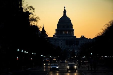 １２月１５日、関係筋によると、米議会指導部は新型コロナウイルス追加景気対策と予算案を巡る協議をいったん終了したが、現地時間同日午後７時半から再び会合を開くことで合意した。写真はワシントンの米議会（２０２０年　ロイター/Al Drago）