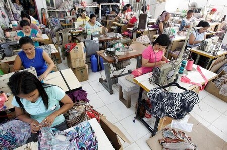 　８月１７日、フィリピン統計局が発表した第２・四半期の国内総生産（ＧＤＰ）は前年比６．５％増と、前の期の６．４％増から加速し、市場予想の６．２％を上回る伸びとなった。写真は２０１３年５月、マニラ東部の縫製工場で撮影（２０１７年　ロイター／Romeo Ranoco）