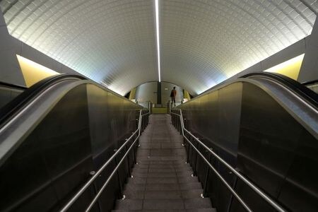 スペインのサンチェス首相は２８日、テレビ演説を行い、外出規制を強化する措置を発表した。３０日から４月９日まで適用する。写真は閑散とした駅のエスカレーター。（２０２０年　ロイター/Susana Vera）