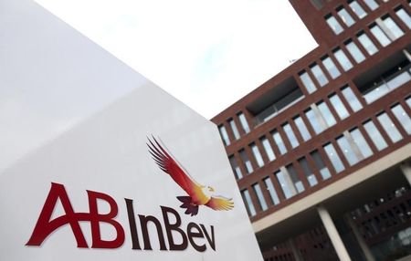 　１０月７日、ビール世界最大手のＡＢインベブは、第２位の英ＳＡＢミラーに対する買収提案で１株当たりの買収価格を４２．１５ポンドに引き上げた。ベルギーのルーベンで昨年２月撮影（２０１５年　ロイター/FRANCOIS LENOIR）