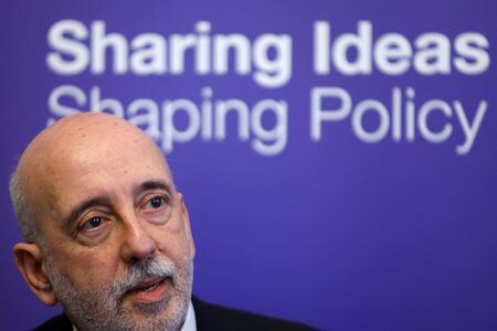 ＥＣＢ理事会メンバーのマクルーフ・アイルランド中銀総裁は、３月の理事会でも利上げが必要になるとの考えを示した。昨年１２月、ダブリンで撮影（２０２３年　ロイター/Clodagh Kilcoyne）