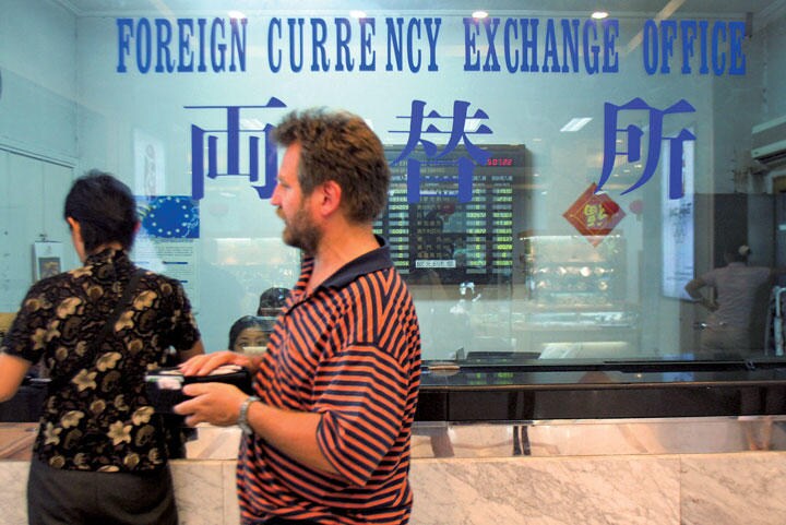 変動相場制が導入された2005年に通貨を両替する観光客　NATALIE BEHRING-BLOOMBERG/GETTY IMAGES
