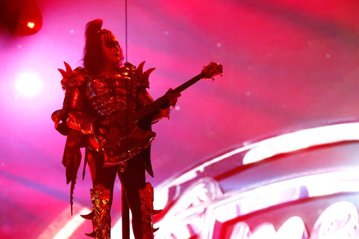 関連グッズの販売などビジネス的センスも抜群のシモンズ　Mario Anzuoni-REUTERS