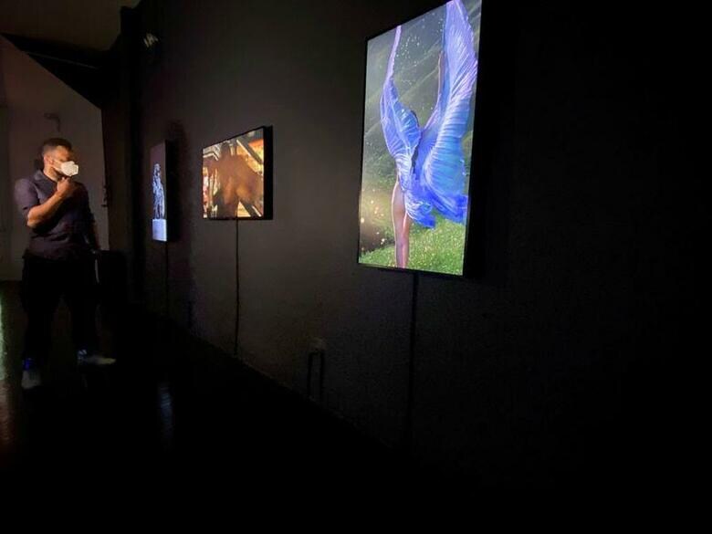 デジタル資産の一種である「非代替性トークン（NFT）」の取引高が今月急増した。ニューヨークのNFT作品専門ギャラリーで4月撮影（2021年　ロイター/Dan Fastenberg）