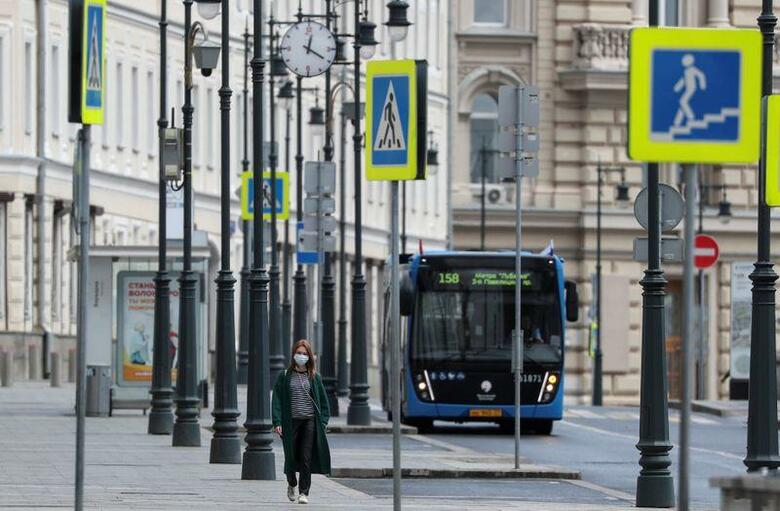 ロシアが新型コロナウイルス感染拡大抑制策を３段階に分けて緩和することが６日、当局者の話で明らかになった。プーチン大統領もこの計画に支持を示している。モスクワで撮影（2020年　ロイター/EVGENIA NOVOZHENINA）