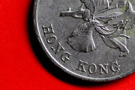 　香港ドルを１米ドル＝７．７５－７．８５香港ドルの範囲に抑える「ドルペッグ制」が崩壊するのではないか――。市場でこうした見方がいわゆるテールリスク（滅多に起きないが発生すれば大きな損失をもたらすリスク）の１つとしてにわかに浮上してきた。写真は香港ドルのイメージ。２０１７年５月撮影（２０２２年　ロイター／Thomas White）