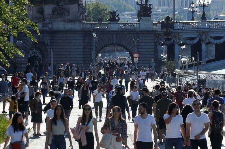 フランスで確認された新型コロナウイルス感染症による死者は過去24時間で131人(0.5%)増え2万8239人となった。前日は高齢者施設での死者急増を受け483人増加していたが、伸びは鈍化した。パリで17日撮影(2020年　ロイター/GONZALO FUENTES)
