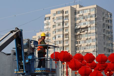 　中国財政省が２４日発表した統計によると、２０２４年の財政収入は前年比１．３％増と、２３年の６．４％増から減速した。北京で２４日撮影（２０２５年　ロイター／Florence Lo）