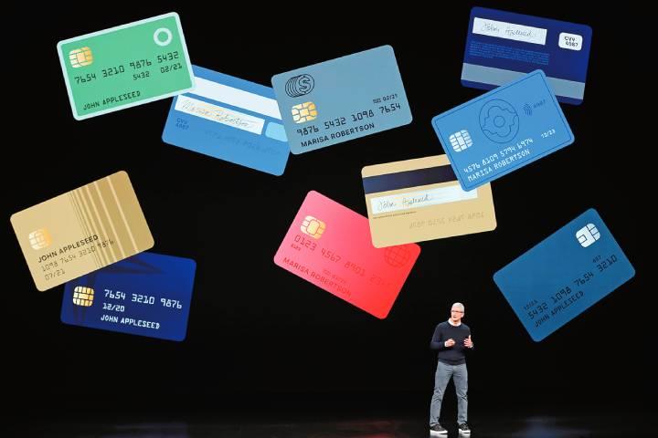 アップルカードについて発表するティム・クックCEO　STEPHEN LAMーREUTERS