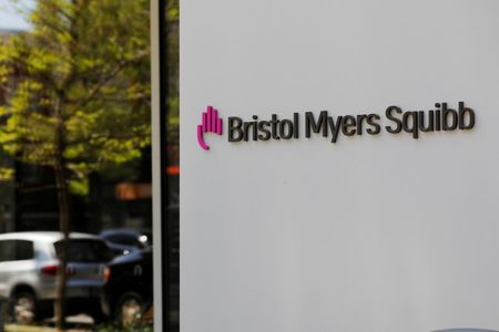 ６月１７日、エーザイは、米製薬大手ブリストル・マイヤーズ・スクイブとエーザイの抗体薬物複合体「MORAB-202」の共同開発・商業化に関するグローバルな独占的提携を結んだと発表した。写真はブリストル・マイヤーズ・スクイブのロゴ。米マサチューセッツ州ケンブリッジで５月撮影（２０２１年　ロイター／Brian Snyder）