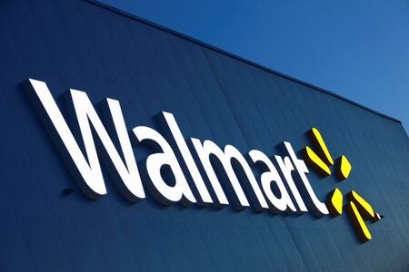 小売り大手ウォルマートは１４日、ダグ・マクミロン最高経営責任者（ＣＥＯ）（５９）が２０２６年１月末で退任し、米国部門トップのジョン・ファーナー氏（５１）が後任に就く人事を発表した。米小売業界が関税措置の影響や不透明な経済情勢、不安定な個人消費といった厳しい経営環境にさらされる中、経営陣の交代が相次いでいる。（２０２５年　ロイター／Jose Luis Gonzalez）