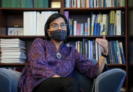 インドネシアのスリ・ムルヤニ財務相は２２日、ロイターの取材に応じ、同国のパーム油輸出停止は他国への打撃となるが、ウクライナ戦争を受けて急騰する国内価格を抑えるために必要な措置だったと説明した。写真は４月２２日、ワシントンの世界銀行で撮影（２０２２年　ロイター/Evelyn Hockstein）