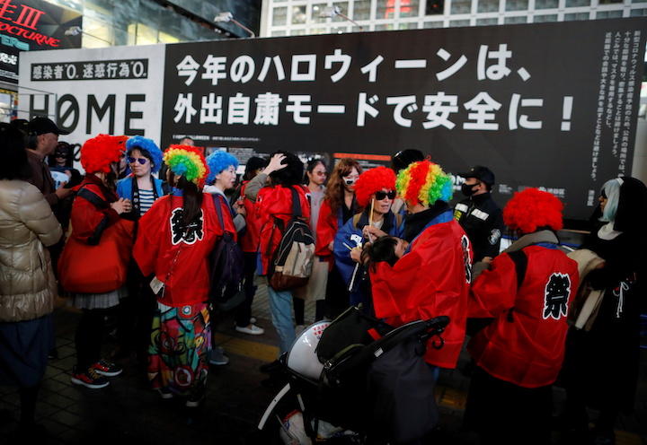 新型コロナウイルスのせいで比較的静かな今年のハロウィンだったが（10月31日、東京都渋谷）　Issei Kato-REUTERS