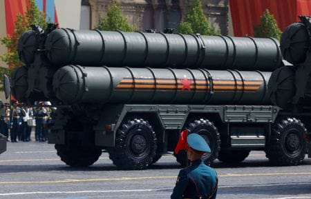 　９月３日　ロシアのタス通信は２日、ロシア連邦軍事技術協力サービス庁のドミトリー・シュガエフ長官の話として、ロシア製地対空ミサイルシステムＳ４００のインドへの追加供給に向けて同国と交渉していると伝えた。写真はロシア製地対空ミサイルシステムＳ４００。５月９日にモスクワで撮影（２０２５年　ロイター／Maxim Shemetov）