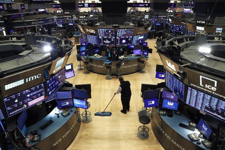 米国株式市場は反発。新型コロナウイルスによる経済への影響緩和に向け米連邦準備理事会（ＦＲＢ）などが打ち出している一連の措置が材料視された。ニューヨーク証券取引所で撮影（２０２０年　ロイター/LUCAS JACKSON）