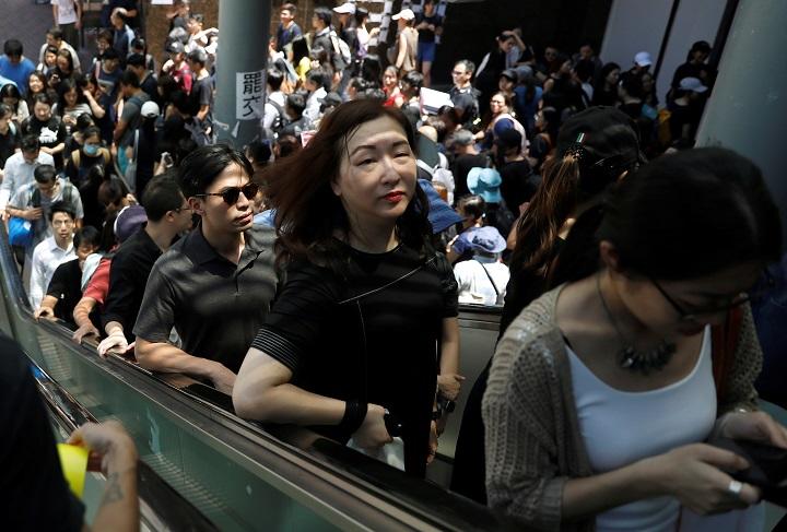 デモに参加するため香港MTRの金鐘駅に集まってきた参加者（8月5日）　Eloisa Lopez-REUTERS