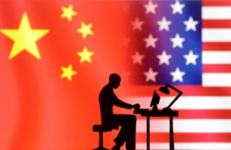 写真は米国と中国の旗と、コンピューターで作業する人のイメージ。2022年9月撮影。REUTERS/Dado Ruvic