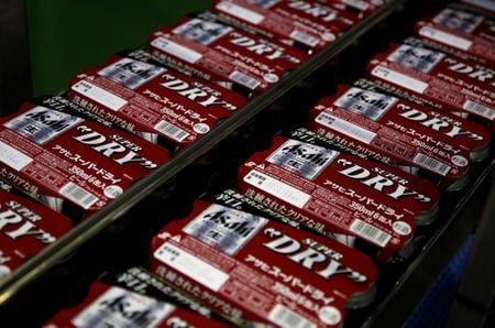アサヒグループホールディングスは２５日、オーバーアロットメント（追加の売り出し）を含め、公募増資などで最大１５７５億円を調達すると発表した。写真は2016年4月、工場のラインを流れるアサヒスーパードライ（2016年 ロイター/Yuya Shino）
