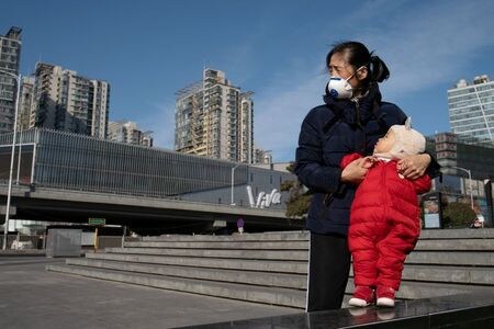 中国湖北省武漢市で発生した新型コロナウイルスによる肺炎は、中国国内の死者が２月１日時点で３０４人となり、前日から４５人増えた。写真は２月１日、北京市内のショッピングモール近くで撮影（２０２０年　ロイター）