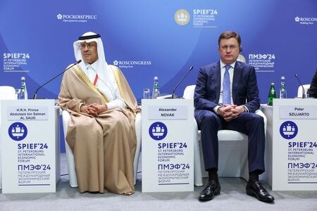 ロシアのノバク副首相（右）は６日、石油輸出国機構（ＯＰＥＣ）と非加盟の主要な産油国で構成する「ＯＰＥＣプラス」が２日に開いた閣僚級会合後の原油価格の下落は「多くの投機的要因」と合意に対する「誤った解釈」が引き起こしたとの見方を示した。第三者提供（２０２４年　ロイター/Sergey Kulakov）