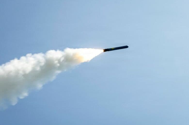 米海軍の駆逐艦から発射されたミサイル「トマホーク」。2月28日に非公開の場所で撮影。米海軍提供。REUTERS