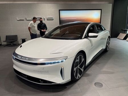 ８月３日、米新興電気自動車（ＥＶ）メーカーのルーシッド・グループは異例のサプライチェーン（供給網）と物流の問題を理由に、今年の生産台数見通しを２月時点予想の１万２０００─１万４０００台から６０００─７０００台に半減した。写真はアリゾナ州スコッツデールのショッピングモールに展示されたルーシッド車。２０２１年９月撮影（２０２２年　ロイター/Hyunjoo Jin）