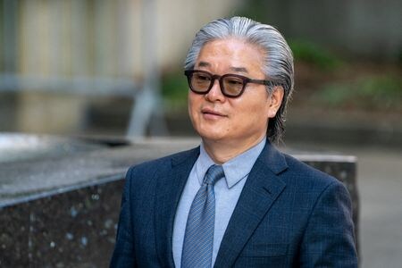 　８日、富裕層向け資産運用会社ファミリーオフィス、アルケゴス・キャピタル・マネジメントの巨額損失事件で詐欺罪などに問われた創業者ビル・フアン被告（６０）と元最高財務責任者（ＣＦＯ）パトリック・ハリガン被告（４７）の最終弁論が、ニューヨーク州の連邦地裁であり、検察側は「虚偽と株価操作」が背景にあったと指摘し、弁護側は改めて無罪を主張した。ニューヨークで５月２１日撮影（２０２４年　ロイター/David \'Dee\' Delgado）