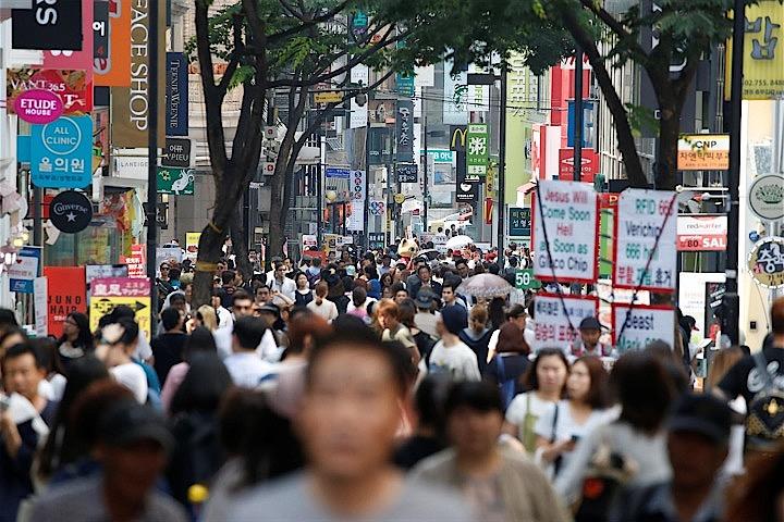 韓国の洪楠基（ホン・ナムギ）企画財政相は、同国経済に対するリスクの増大を踏まえ、来年度予算案は9.2％の歳出増を計画していると明らかにした。写真はソウルのショッピング街で2016年5月撮影（2019年　ロイター／Kim Hong-Ji）