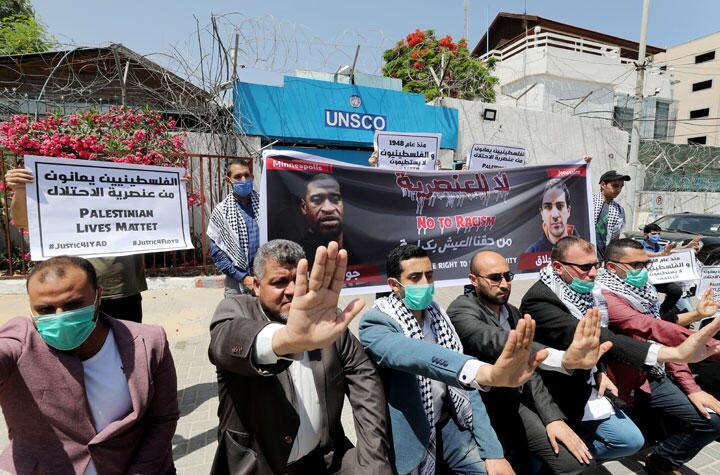 アメリカ発のBLMに呼応してパレスチナ人差別への抗議デモを行う人たち（パレスチナ・ガザ）　Mohammed Salem-REUTERS