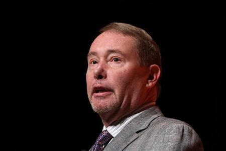 「債券王」と呼ばれる米資産運用会社ダブルライン・キャピタルのジェフリー・ガンドラック最高経営責任者（ＣＥＯ）は１４日、連邦準備理事会（ＦＲＢ）が今週の連邦公開市場委員会（ＦＯＭＣ）で利上げを見送ると同時に年内あと２回の追加利上げを示唆したことについて、「タカ派的停止」という認識を示した。２０１９年５月撮影（２０２３年　ロイター/Brendan McDermid）