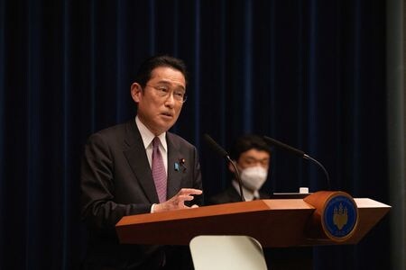 岸田文雄首相は１７日、サウジアラビアのムハンマド皇太子と電話で協議し、ウクライナ情勢への対応での連携を確認するとともに、原油価格の高騰への対策についても突っ込んだ議論を行った。１６日撮影（２０２２年　ロイター）