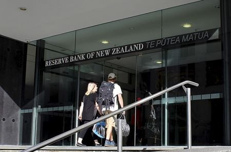 ニュージーランド準備銀行のオア総裁は２６日、企業幹部向けの講演で、現行の緩和策を長期間継続すると改めて表明した。写真は同中銀の正面玄関、２０１６年３月撮影（２０２１年　ロイター／Rebecca Howard）