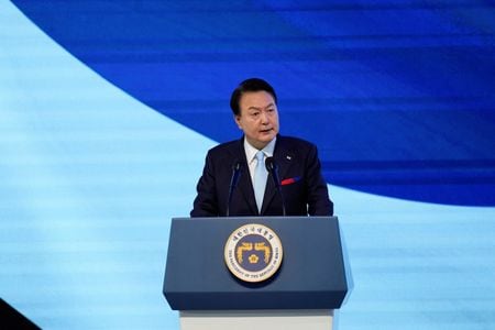 　韓国の尹錫悦大統領は９月１２日、中国の李強首相と先週会談した際、北朝鮮による核・ミサイルの脅威を抑止する上で「責任ある」役割を果たすよう求めたことを明らかにした。８月１５日、ソウルで代表撮影（２０２３年　ロイター）