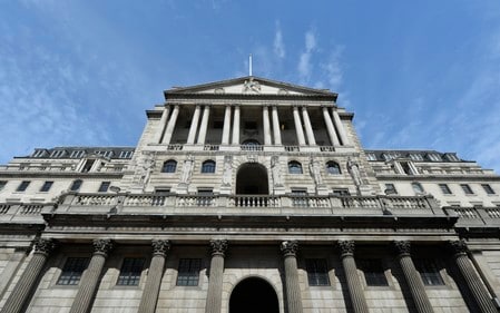 　１０月２８日、イングランド銀行（英中銀）金融政策委員会のテンレイロ委員は、貿易の流れに外国為替相場と貿易障壁は引き続き大きな役割を果たし続けるとし、マクロ経済推計では関税措置の影響が過小評価されている可能性があるとの見解を示した。写真はイングランド銀の建物。ロンドンで２０１３年８月撮影（２０１９年　ロイター／Toby Melville）