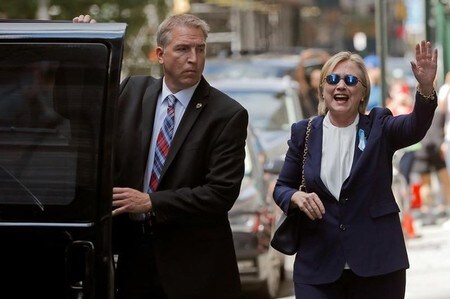 　９月１１日、米大統領選の民主党候補ヒラリー・クリントン前国務長官（写真右）は、ニューヨークで開かれた２００１年９月の同時多発攻撃の追悼式典に出席した際、暑さで体調を崩し、式典を途中で退出した（２０１６年　ロイター/Brian Snyder）