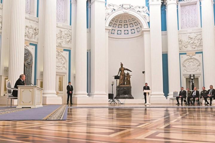 ウクライナ侵攻前の2月21日、クレムリンで安全保障会議を主宰するプーチン。側近たちとの距離が印象的だ　ALEXEY NIKOLSKYｰSPUTNIKｰKREMLINｰREUTERS