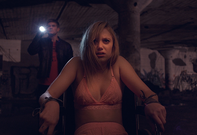 セックスの後、縛り付けられた状態で目覚めたジェイは恐ろしい現実と直面する　©2014 IT WILL FOLLOW. INC.