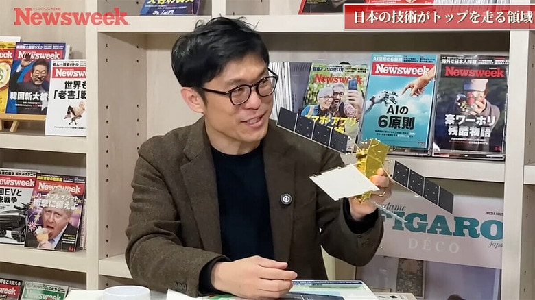 動画に出演し、模型を使って「だいち4号」の構造を説明する有川氏（11月20日、東京都品川区）　ニューズウィーク日本版-YouTube