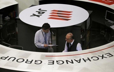 　７月３１日、前場の東京株式市場で、日経平均は前日比６８円１２銭安の２万２４７６円７２銭となり、続落した。写真は東京証券取引所で２月撮影（２０１８年　ロイター／Toru Hanai）