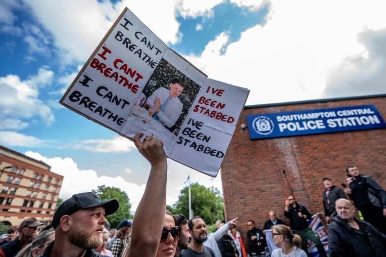 英サウサンプトンの警察所前でヘンリー・ノワクの写真を掲げ抗議する人々　Lab Mo / SOPA Images－Reuters Connect