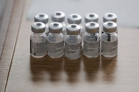 ３月９日、米ホワイトハウスは、政府は今週１８５０万回分程度の新型コロナウイルスワクチンを配布すると明らかにした。写真はファイザー社製ワクチン。スペインのロンダで２月撮影（２０２１年　ロイター/Jon Nazca）