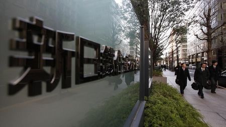 　４月２８日、新日鉄住金の太田克彦副社長は決算会見で、在庫調整のため、２０１５年４―６月期に１００万トンの減産を実施すると述べた。在庫調整は、４―６月期で終了させる考え。都内で昨年２月撮影（２０１５年　ロイター/Yuya Shino）