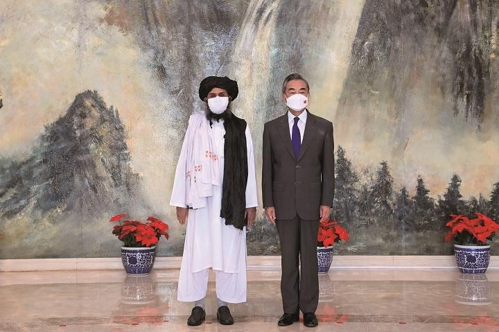 タリバン幹部のバラダル師（左）は天津を訪問して中国の王毅外相と会談した（7月28日）　LI RANｰXINHUAｰREUTERS