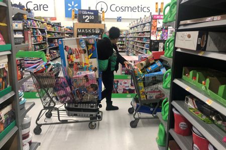 １０月１０日、米ネット通販大手アマゾン・ドット・コムや米小売り大手のウォルマートとターゲットなどは１１月末から本格化する米年末商戦に先立ち、秋の期間限定セールを今週開始した。ニューヨーク州ウエストベリーのウォールマートで２０１９年１１月撮影（２０２３年　ロイター/Shannon Stapleton）