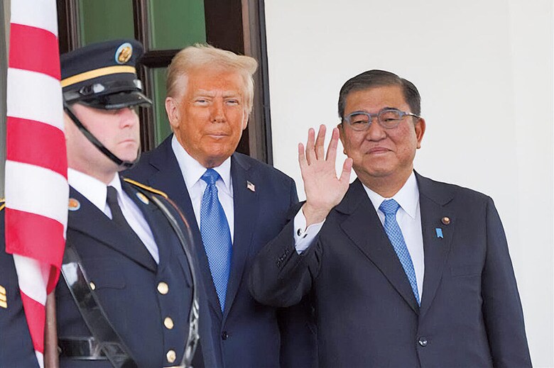 ホワイトハウスに到着した石破を出迎えるトランプ（2月7日）　ANDREW LEYDENｰNURPHOTOｰREUTERS