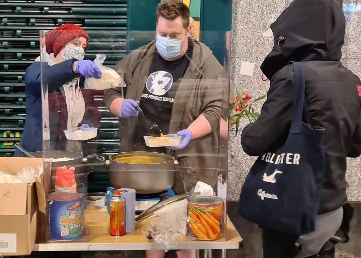 スコットランド・グラスゴーでは炊き出しに多くの人が列をつくった（筆者撮影）