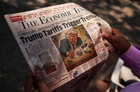 ４月６日、インド政府当局者は、トランプ米大統領が発表したインドに対する２６％の相互関税を巡り、両国間で協議が継続しているとして、インドが報復措置を取る可能性は低いとの認識を示した。写真はボンベイ証券取引所の外で、トランプ関税を報じる現地紙を読む人。４日、ムンバイで撮影（２０２５年　ロイター/Francis Mascarenhas）