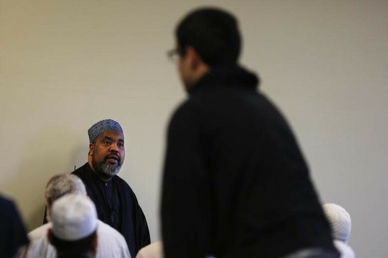 ６月６日、１７歳の高校生がビットコインを使って過激派組織「イスラム国」（ＩＳ）に献金する手順をツイートし、ＩＳ参加目的の友人のシリア渡航を支援。過激派のエスカレートの結果、自身も逮捕されるに至った。なぜ米国は若者の過激化を止めることができなかったのか。写真は過激主義グループに惹かれた若者に対するカウンセリングで知られるバージニア州のイスラム教指導者モハメド・マジッド氏。逮捕された少年とも面会していた。５月、バージニア州で撮影（２０１６年　ロイター/Carlos Barria）